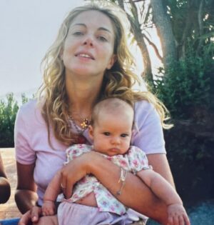 Claudia Gerini Instagram - 20 anni fa nascevi tu❤️❤️❤️e mi regalavi l’emozione più bella della mia vita❤️auguri amore immenso ❤️vederti crescere e’ un grande e dolce privilegio  #amore #mum #birthday questa canzone la canto io in duetto con Ornella Vanoni e da li, a me e a papà e’ venuto in mente il tuo nome  ROSA 🌹 la mia Rosa da impazzire @rosaenginoli @aleenginoli