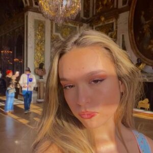 Claudia Iglesias Pérez Instagram - París Vol II 
 
En otra vida debí ser reina <3