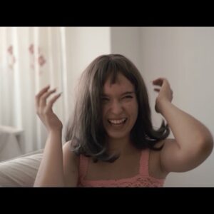 Claudia Iglesias Pérez Instagram - Hoy ha empezado la grabación de @diaboloustv 🎬🖤. Os presento a Sana y al ataque de risa que nos ha dado a todos con la peluca, momento memorable✨A topeee✨ @nuca.lopez @fernandezzzo @santi_zzoli
