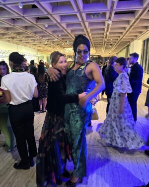 Claudia Karvan Instagram - Opening night @archibaldprize @agnsw @zaachariahafielding.art is King 
And @_laura_jones_ outside heading in 🥳🥳