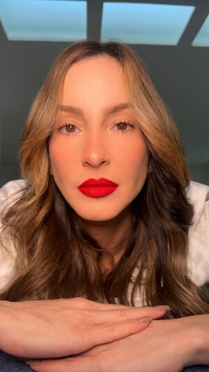Claudia Leitte Instagram - Quando o conteúdo é péssimo, mas a gente tem criatividade e não quer perder o post. 
Ps. @carllasicupira vai se retar! 😂😂😂😂😂😂😂😂