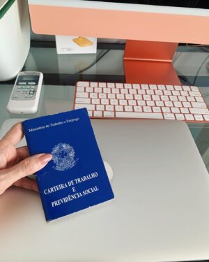 Claudia Souto Instagram - Com gratidão, empenho, escolhas, alegria e muita dedicação. O dia de hoje é de celebração, mas também de luta. Por melhores condições para todos os trabalhadores. Pelo fim da exploração. Por emprego e trabalho para os que procuram. Por oportunidades. Por legalidade e respeito. Viva o Primeiro de Maio!