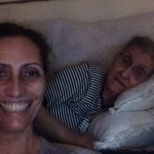 Claudia Souto Instagram - Todo meu amor pra você, mãezinha, no dia do seu aniversário dessa vida linda que você viveu. Estamos bem aqui. Saudades demais. Siga bem aí. Te amo. ✨