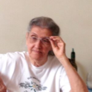 Claudia Souto Instagram - 2 anos sem você aqui nesse mundo. Te amo tanto, mãezinha. Estou ouvindo você dizer "ah, minha filha, vai botar essas fotos aí?" Você detestava tirar fotos e, pra fazer uma das suas fotos que mais gosto, a última desse carrossel, eu fiz uma infinidade dessas: desfocadas, mal enquadradas, na surpresa, várias, muitas, antes que você percebesse. Quando viu que estava sendo fotografada, reclamou, claro. Sem entender que está linda em todas. Saudades demais.