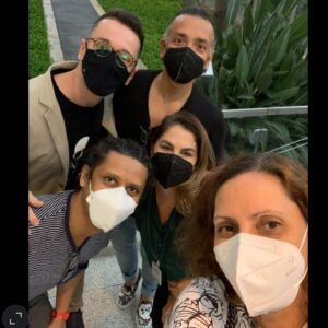 Claudia Souto Instagram - No dia do Teatro, a mais recente incursão no templo/berço/escola que me formou e alimenta a vida e a alma: o palco. Lugar onde desde muito jovem atuei, dirigi, iluminei, escrevi. @miseryapeca , que jornada maravilhosa !! Quem está em São Paulo, corra, pois são as últimas apresentações, últimas oportunidades de ver @mellisboa @marcelloairoldi e @alexandregalindo1  esbanjando talento e entrosamento em cena! Tradução e adaptação de @wbendelack e @csoutoh . Produção @wb_producoes @wbtelles @bruna_dornellas . Direção Eric Lenate. Desses encontros de honrar e agradecer a Dionísio. Viva o Teatro! Evoé! 🎭