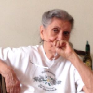 Claudia Souto Instagram - 2 anos sem você aqui nesse mundo. Te amo tanto, mãezinha. Estou ouvindo você dizer "ah, minha filha, vai botar essas fotos aí?" Você detestava tirar fotos e, pra fazer uma das suas fotos que mais gosto, a última desse carrossel, eu fiz uma infinidade dessas: desfocadas, mal enquadradas, na surpresa, várias, muitas, antes que você percebesse. Quando viu que estava sendo fotografada, reclamou, claro. Sem entender que está linda em todas. Saudades demais.