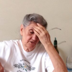 Claudia Souto Instagram - 2 anos sem você aqui nesse mundo. Te amo tanto, mãezinha. Estou ouvindo você dizer "ah, minha filha, vai botar essas fotos aí?" Você detestava tirar fotos e, pra fazer uma das suas fotos que mais gosto, a última desse carrossel, eu fiz uma infinidade dessas: desfocadas, mal enquadradas, na surpresa, várias, muitas, antes que você percebesse. Quando viu que estava sendo fotografada, reclamou, claro. Sem entender que está linda em todas. Saudades demais.