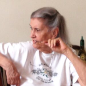 Claudia Souto Instagram - 2 anos sem você aqui nesse mundo. Te amo tanto, mãezinha. Estou ouvindo você dizer "ah, minha filha, vai botar essas fotos aí?" Você detestava tirar fotos e, pra fazer uma das suas fotos que mais gosto, a última desse carrossel, eu fiz uma infinidade dessas: desfocadas, mal enquadradas, na surpresa, várias, muitas, antes que você percebesse. Quando viu que estava sendo fotografada, reclamou, claro. Sem entender que está linda em todas. Saudades demais.