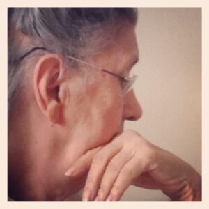 Claudia Souto Instagram - 2 anos sem você aqui nesse mundo. Te amo tanto, mãezinha. Estou ouvindo você dizer "ah, minha filha, vai botar essas fotos aí?" Você detestava tirar fotos e, pra fazer uma das suas fotos que mais gosto, a última desse carrossel, eu fiz uma infinidade dessas: desfocadas, mal enquadradas, na surpresa, várias, muitas, antes que você percebesse. Quando viu que estava sendo fotografada, reclamou, claro. Sem entender que está linda em todas. Saudades demais.