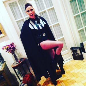 Claudia Souto Instagram - @rodrigoonie convocou os amigos para um baile na terça-feira de carnaval, na Boate Galeria. Disse: "tem que ir fantasiado!!" E lá fomos nós, eu de DarthDragVader, @renesampaiocinema de Zorro,  @brunaspinola1 de espanhola, @wbendelack de Beyonce, entre outros amigos em suas fantasias. Na porta da boate a descoberta: éramos os únicos fantasiados. Rodrigo de Jéssica Lange ganhou um morrito como prêmio de melhor fantasia e quase morrito no after, numa mesa da Stallo's , quando teve um apagão de dar medo.  @biaguedesbia , eu e Wendell vivemos momentos de pânico até ele recobrar a consciência. Hoje a gente ri lembrando de Wendell de Beyonce gritando "um médico!" entre as mesas da lanchonete que, assim como Copacabana, funciona 24horas. No fim da noite, Bia e eu com as fantasias destruídas, éramos só collant e botas, como duas chacretes pós apocalipse. E tudo terminou bem 🤩 Quem viveu esse momento não esquece jamais. #foinumcarnavalquepassou