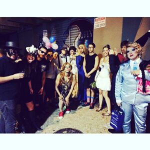 Claudia Souto Instagram - @rodrigoonie convocou os amigos para um baile na terça-feira de carnaval, na Boate Galeria. Disse: "tem que ir fantasiado!!" E lá fomos nós, eu de DarthDragVader, @renesampaiocinema de Zorro,  @brunaspinola1 de espanhola, @wbendelack de Beyonce, entre outros amigos em suas fantasias. Na porta da boate a descoberta: éramos os únicos fantasiados. Rodrigo de Jéssica Lange ganhou um morrito como prêmio de melhor fantasia e quase morrito no after, numa mesa da Stallo's , quando teve um apagão de dar medo.  @biaguedesbia , eu e Wendell vivemos momentos de pânico até ele recobrar a consciência. Hoje a gente ri lembrando de Wendell de Beyonce gritando "um médico!" entre as mesas da lanchonete que, assim como Copacabana, funciona 24horas. No fim da noite, Bia e eu com as fantasias destruídas, éramos só collant e botas, como duas chacretes pós apocalipse. E tudo terminou bem 🤩 Quem viveu esse momento não esquece jamais. #foinumcarnavalquepassou