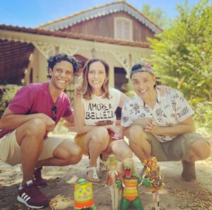 Claudia Souto Instagram - Manhã mágica. Evocando memórias da infância, dos sonhos de menina. Saudades, tantas! Da casa da minha meninice, com meus pais e irmã, quando eu assistia Dona Benta e cia, nos idos de 70 e 80. Saudades do Talma, de viajar na imaginação com ele, já do Sítio dos anos 2000. E a emoção de reencontrar tudo dentro de mim. E de olhar em volta e ver que todos estavam se sentindo também assim. Obrigada @rodrigoonie , por proporcionar isso! Obrigada @wbendelack !  Parabéns @antigacasadositio por manter viva essa joia! ❤️🤩🥰✨😍