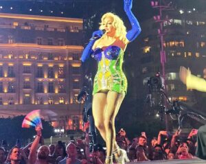 Claudia Souto Instagram - Madonna usou corselet inspirado na arte do meu amigo @rafaelarena_  Pense a emoção! Parabéns, Rafa! Arrasou muito!✨✨✨💙💚💛🤍