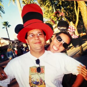 Claudia Souto Instagram - Era carnaval no Brasil e nós do Obrigado Esparro fomos curtir uma outra fantasia, a da Disney. Acreditem ou não, fomos a trabalho (e com tudo pago!). Lá estavam comemorando Mardi Gras, e o mais perto de folia que a gente chegou foi numa bandinha com pessoas distribuindo cordões coloridos. Na bagagem trouxemos um livro para escrever e muitas histórias pra contar. @jucafilho  @ejacobina9  @cesar.cardoso.7  @maurowilson26 #foinumcarnavalquepassou