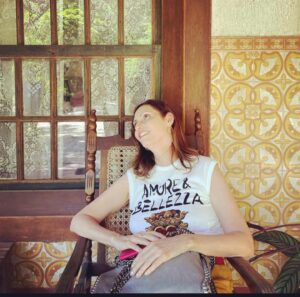 Claudia Souto Instagram - Manhã mágica. Evocando memórias da infância, dos sonhos de menina. Saudades, tantas! Da casa da minha meninice, com meus pais e irmã, quando eu assistia Dona Benta e cia, nos idos de 70 e 80. Saudades do Talma, de viajar na imaginação com ele, já do Sítio dos anos 2000. E a emoção de reencontrar tudo dentro de mim. E de olhar em volta e ver que todos estavam se sentindo também assim. Obrigada @rodrigoonie , por proporcionar isso! Obrigada @wbendelack !  Parabéns @antigacasadositio por manter viva essa joia! ❤️🤩🥰✨😍