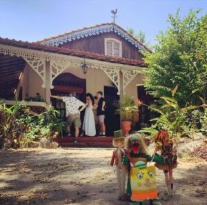 Claudia Souto Instagram - Manhã mágica. Evocando memórias da infância, dos sonhos de menina. Saudades, tantas! Da casa da minha meninice, com meus pais e irmã, quando eu assistia Dona Benta e cia, nos idos de 70 e 80. Saudades do Talma, de viajar na imaginação com ele, já do Sítio dos anos 2000. E a emoção de reencontrar tudo dentro de mim. E de olhar em volta e ver que todos estavam se sentindo também assim. Obrigada @rodrigoonie , por proporcionar isso! Obrigada @wbendelack !  Parabéns @antigacasadositio por manter viva essa joia! ❤️🤩🥰✨😍