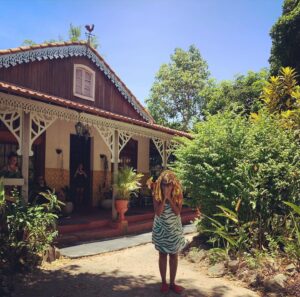 Claudia Souto Instagram - Manhã mágica. Evocando memórias da infância, dos sonhos de menina. Saudades, tantas! Da casa da minha meninice, com meus pais e irmã, quando eu assistia Dona Benta e cia, nos idos de 70 e 80. Saudades do Talma, de viajar na imaginação com ele, já do Sítio dos anos 2000. E a emoção de reencontrar tudo dentro de mim. E de olhar em volta e ver que todos estavam se sentindo também assim. Obrigada @rodrigoonie , por proporcionar isso! Obrigada @wbendelack !  Parabéns @antigacasadositio por manter viva essa joia! ❤️🤩🥰✨😍