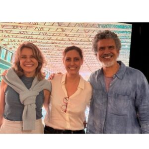 Claudia Souto Instagram - Ontem foi o workshop de Volta Por Cima. E esse é o trio que faz uma novela acontecer: produção, texto e direção. @andreackelly , minha amiga desde os nossos verdes anos, ralamos muito na linha de show, e hoje nos reencontramos aqui, uma alegria imensa, uma segurança e cumplicidade gigantes. @andreluizcamara um mundo novo, um olhar apurado, humano e generoso com a história e com a vida, agregando toda gente para contarmos juntos uma história. Começamos, cercados de um elenco dos sonhos e equipes experientes e alto astral. Nosso ônibus já está aquecendo o motor. Bora juntos nessa viagem 🚍✨❤️