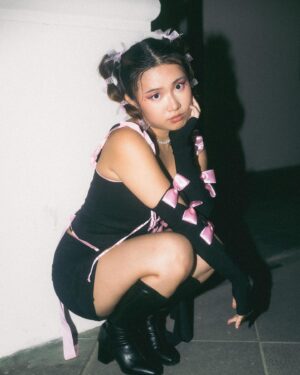 Claudia Tan Instagram - 🎀 on 🎀 because I’m my own gentleman 

Thanks for the custom fit @anne.lmm @annieslittlefactory 🥹

Hair: @mmnca 
📷: @sleepyvisuals_