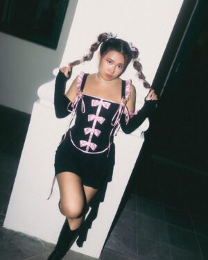 Claudia Tan Instagram - 🎀 on 🎀 because I’m my own gentleman 

Thanks for the custom fit @anne.lmm @annieslittlefactory 🥹

Hair: @mmnca 
📷: @sleepyvisuals_