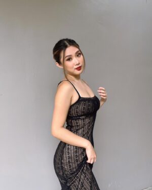 Claudia Tan Instagram - Channeling Bridgeton 💋 
•
•
•
@harpersbazaarmy #BAZAARWOTY23 @samsungmalaysia #JoinTheFlipSide
@marciano #Marciano @mangalaestatebr #MangalaEstateBR