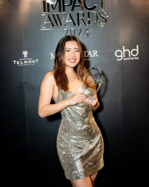 Claudia Tan Instagram - It’s giving ✨just got off a 6-hour flight & hauled ass to KL to receive an award✨

Huge thanks to @buromalaysia for bestowing me Artist Of The Year. Thank you to the fans who helped make this happen ☺️