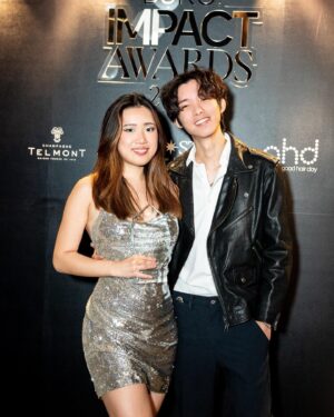 Claudia Tan Instagram - It’s giving ✨just got off a 6-hour flight & hauled ass to KL to receive an award✨

Huge thanks to @buromalaysia for bestowing me Artist Of The Year. Thank you to the fans who helped make this happen ☺️