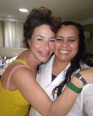 Claudia Wells Instagram - Na minha profissão já atendi muitas pessoas extraordinárias, atores, cantores, jogadores de futebol e etc... Mas uma atriz americana como @theclaudiawells que eu tive o prazer de atender, já cheguei a assistir o filme dela na adolescência, pra mim foi um grande presente de Deus, que eu jamais irei esquecer. Quem nunca assistiu o filme, De volta pra o futuro? Eu passei uma semana atendendo ela, e ela foi de uma delicadeza, uma educação, uma simpatia e de uma simplicidade que nunca vi igual. Esse foi um dos abraços mais gostosos que eu já recebi na minha vida, esse abraço foi de quem estava feliz e satisfeita com meu trabalho. Pena que ela mora tão distante, porq tenho ctz que se morasse pertinho, seria cliente assídua. Agradeço muito a Deus por tudo que ele sempre me proporciona.