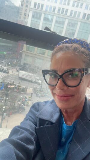 Claudia Wells Instagram - The fabulous trip continues! 
My ❤️ is in NY City! I’m going to @bttfbway tomorrow night, Tuesday April 16th! So excited!!

#claudiawells #ny #newyork #nyc #bttf #backtothefuture #themusical