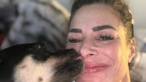 Claudia Wells Instagram - Don’t you just love LOVE??? 💜❤️💕
*
*
#babies #catsofinstagram #dogsofinstagram #goldie #charlotte #oreo #love #joy #morningcuddles #claudiawells #morningtime