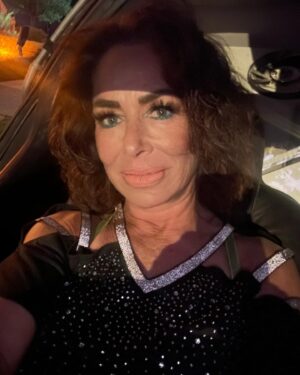 Claudia Wells Instagram - “How bout a ride, Mister?” Can you tell I’m in a Delorean? Been a great Saturday & back tomorrow! 11-5. Hope to see you there! Time Machine will be back and all the great guests!! #claudiawells #comiccon #pennsylvania #jenniferparker