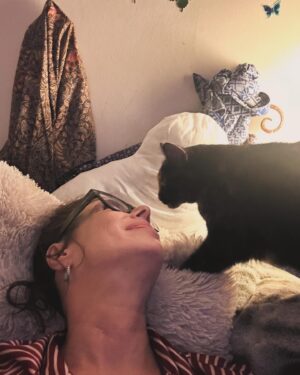 Claudia Wells Instagram - Happily home with my other babies & to my store today to bring out the more gorgeous in people! ❤️❤️❤️
*
*
#goldie #oreo #claudiawells #babies #home #catsofinstagram #kittiesofinstagram #love #gratitude #grateful