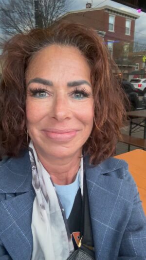 Claudia Wells Instagram - Hello from Media #pennsylvania @statestreetpubmedia @greatmediacomiccon #claudiawells #bttf #appearance #jenniferparker