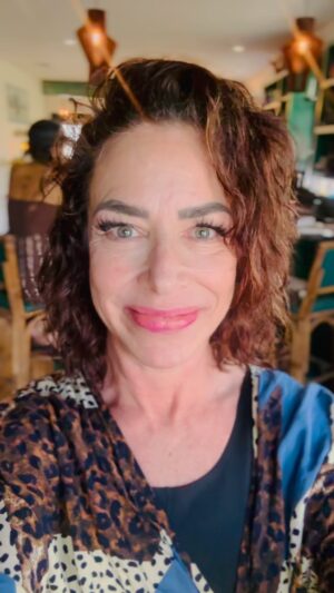 Claudia Wells Instagram - @mcflyspub #today #tonight #autograph #photoop #fun #food #bands #tattooartist #bttf #appearance #claudiawells #jenniferparker #backtothefuture #joy #forfans