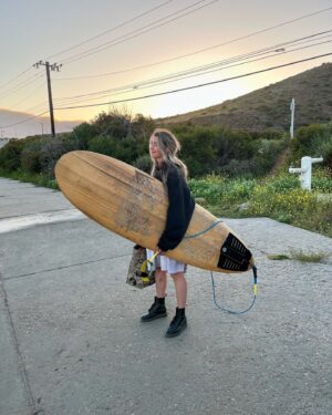 Claudine Langlois Instagram - Dernière semaine au ranch avec mon amoureux et mes amies qui sont venus me rejoindre pour faire de la création de contenu! 
Amazing week en Cali, forever grateful ❤️‍🔥

#cowgirl #dreamteam #sunset #beach #brain