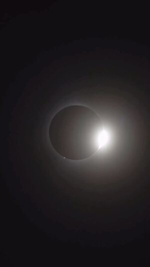 Claudine Langlois Instagram - 099/800.mov Aujourd’hui, on skip la job pour regarder les eclipses. 🌞👀

#eclipse #mtlmoments #mtl #totaleclipse2024