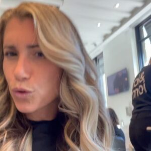 Claudine Langlois Instagram - So happy to be back in Montreal! Revoir mes amis, ma famille et tous les gens que j’aime! 

Je me sens en feuuu cette semaine et ca fait du bien apres toutes les epreuves de cette annee (maladie, fraude monetaire et j’en pense) 

Je me sens pleinement sortie de la et tellement alignée! La conference avec e-influence m’a juste confirmer que je suis sur le bon chemin et j’apprecie tout le processus qu’il a fallut pour m’y rendre! 

Merci à l’été qui me supporte dans mon feu, et qui donne les beaux sourires a tout le monde dans la rue! 

Voila, que du bon ! Et c’est pleinement authentique! Quand ca va bien faut le dire aussi! 

Love & fun 
Clau 

Psst: continue de sourire, ton sourire fait du bien a ceux qui te croisse le chemin