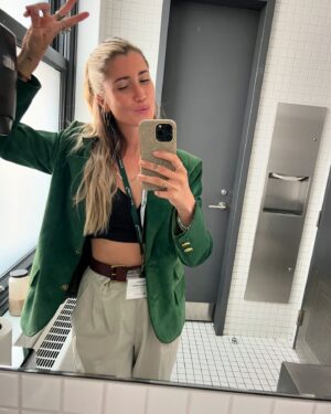 Claudine Langlois Instagram - So happy to be back in Montreal! Revoir mes amis, ma famille et tous les gens que j’aime! 

Je me sens en feuuu cette semaine et ca fait du bien apres toutes les epreuves de cette annee (maladie, fraude monetaire et j’en pense) 

Je me sens pleinement sortie de la et tellement alignée! La conference avec e-influence m’a juste confirmer que je suis sur le bon chemin et j’apprecie tout le processus qu’il a fallut pour m’y rendre! 

Merci à l’été qui me supporte dans mon feu, et qui donne les beaux sourires a tout le monde dans la rue! 

Voila, que du bon ! Et c’est pleinement authentique! Quand ca va bien faut le dire aussi! 

Love & fun 
Clau 

Psst: continue de sourire, ton sourire fait du bien a ceux qui te croisse le chemin