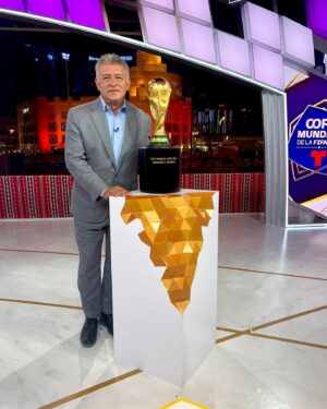 Claudio Borghi Instagram - Se mira, p̶e̶r̶o̶ ̶n̶o̶ ̶s̶e̶ ̶t̶o̶c̶a̶…SE TOCA! 🏆 
.
.
.
.
#campeóndelmundo #qatar2022 @telemundodeportes