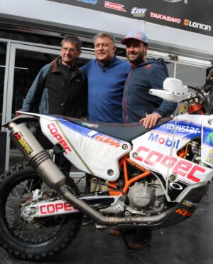 Claudio Borghi Instagram - Ya se lo dije por teléfono, pero no está de más destacar por acá a esta gran persona. El Sr. Francisco “Chaleco” Lopez debe ser una de los deportistas más humildes que conozco respecto a los logros que ha obtenido, todo a punta de esfuerzo y literalmente sudor y lágrimas. Hay que ser muy valiente (y honestamente bordear un poco la locura) para atreverse a aventurarse en este deporte y el tipo de competencias que realizan, donde se meten en el desiertos inhóspitos sin GPS y con hojas de ruta que son mucho más arcaicas que lo que muchos desde afuera creerían. Felicidades una vez más Chaleco, este año ganando el Dakar en categoría SxS! @franciscochalecolopez