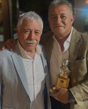 Claudio Borghi Instagram - Feliz Aniversario 99 @colocolooficial ! Acá celebrando cuando me otorgaron un emblema del Club, el “Cacique de Oro” junto a otro emblema, nada más ni nada menos que @carloscaszely