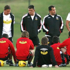 Claudio Borghi Instagram - Feliz Aniversario para el Club que dejó desarrollarme profesionalmente desde jugador, pasando por la escuela de fútbol, dirigir inferiores hasta llegar  a ser técnico del primer equipo. También quiero conmemorar que hace 29 años ganamos la Recopa Sudamericana en Japón! Felices  96 años desde Arica a Magallanes!