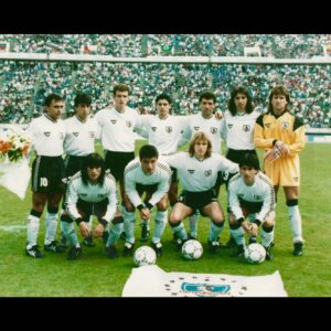 Claudio Borghi Instagram - Feliz Aniversario para el Club que dejó desarrollarme profesionalmente desde jugador, pasando por la escuela de fútbol, dirigir inferiores hasta llegar  a ser técnico del primer equipo. También quiero conmemorar que hace 29 años ganamos la Recopa Sudamericana en Japón! Felices  96 años desde Arica a Magallanes!