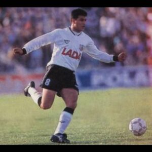 Claudio Borghi Instagram - Feliz Aniversario para el Club que dejó desarrollarme profesionalmente desde jugador, pasando por la escuela de fútbol, dirigir inferiores hasta llegar  a ser técnico del primer equipo. También quiero conmemorar que hace 29 años ganamos la Recopa Sudamericana en Japón! Felices  96 años desde Arica a Magallanes!