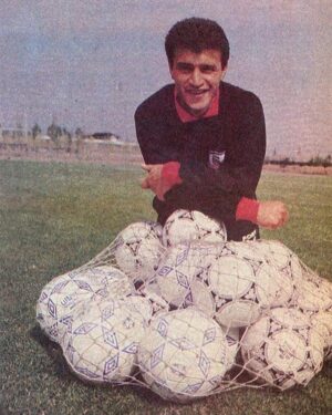 Claudio Borghi Instagram - Feliz Aniversario a la mejor escuela que tuve, siendo jugador, ayudante técnico, trabajando en la escuela de fútbol y dirigiendo inferiores hasta llegar al primer equipo. Felices 97 años @colocolooficial