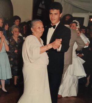 Claudio Borghi Instagram - Agradecido eternamente de esta mujer! Mi abuela Pola no estudió mucho, pero tenía un conocimiento infinito y una inteligencia que cualquier persona con doctorados quisiera tener. Brindemos por mi abuela Pola y por todas las mujeres que con tan poco entregan tanto, espero que como sociedad sepamos darle el lugar y respeto que merecen!