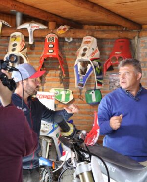 Claudio Borghi Instagram - Ya se lo dije por teléfono, pero no está de más destacar por acá a esta gran persona. El Sr. Francisco “Chaleco” Lopez debe ser una de los deportistas más humildes que conozco respecto a los logros que ha obtenido, todo a punta de esfuerzo y literalmente sudor y lágrimas. Hay que ser muy valiente (y honestamente bordear un poco la locura) para atreverse a aventurarse en este deporte y el tipo de competencias que realizan, donde se meten en el desiertos inhóspitos sin GPS y con hojas de ruta que son mucho más arcaicas que lo que muchos desde afuera creerían. Felicidades una vez más Chaleco, este año ganando el Dakar en categoría SxS! @franciscochalecolopez