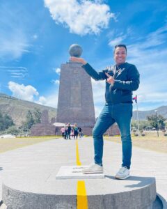 Claudio Palma Instagram - Esperando el partido de La Roja desde la mitad del mundo, Quito. 🇪🇨🌎