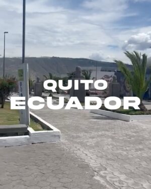 Claudio Palma Instagram - Esperando el partido de La Roja desde la mitad del mundo, Quito. 🇪🇨🌎