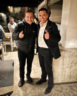 Claudio Palma Instagram - Gran invitación de productora @soy.high con el único @jcrodriguezoriginal 

Solo quedan vestigios de la vieja Radio Santiago en donde trabajé el 90.
.
.
#radio #momentos #trabajo #chile #power